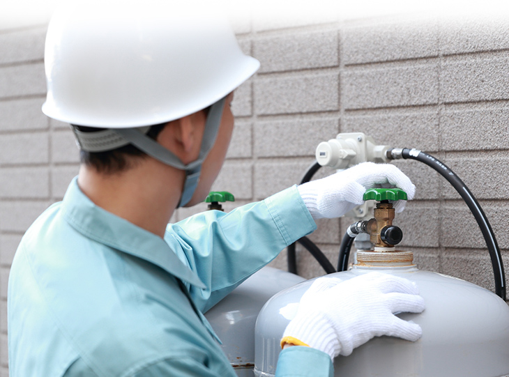 ガス交換をする男性の画像